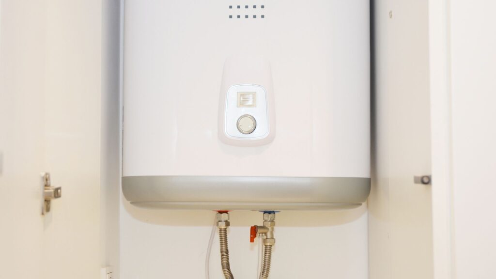 Wall-mounted hot-water tank