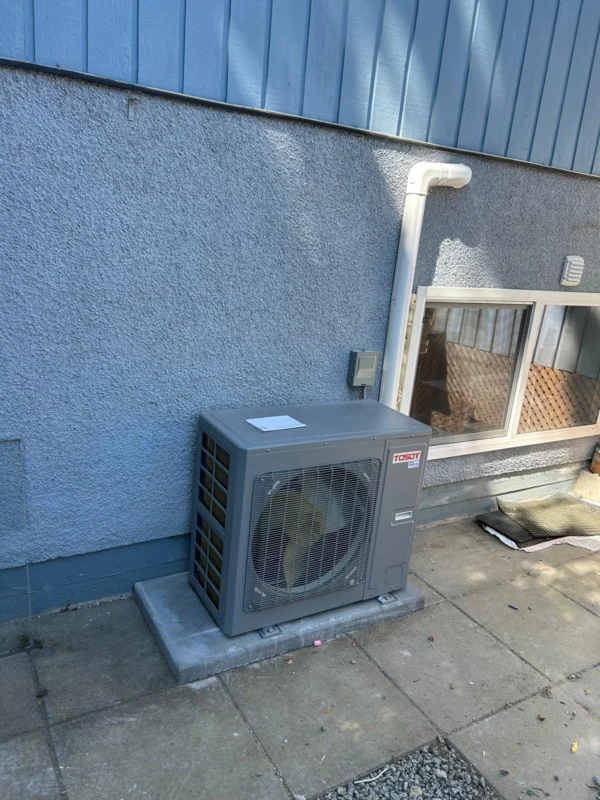 Outdoor heat-pump unit and refrigerant lines